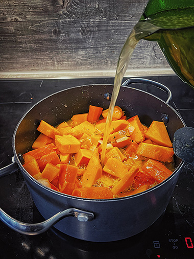 Die Zubereitung für die Fernöstliche Kürbissuppe mit gebratenen Garnelen