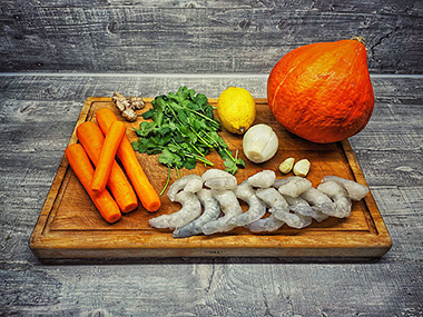 Die Zutaten für die Fernöstliche Kürbissuppe mit gebratenen Garnelen