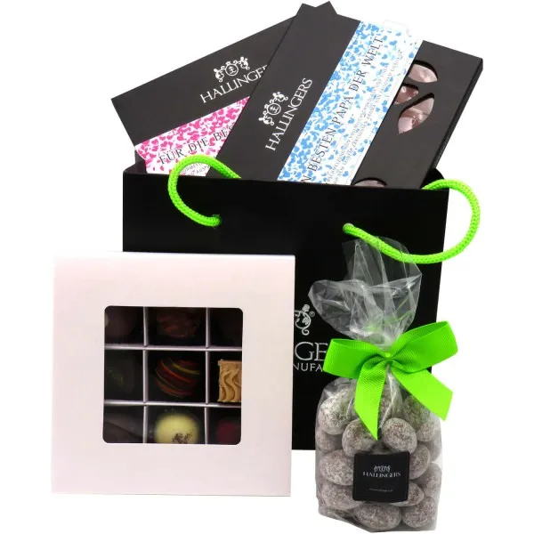 Muttertag & Vatertag Bag Green (Bundle) - Geschenk Set - 2 Tafeln Schokolade, 9er Pralinen und Nougatmandeln (439g)