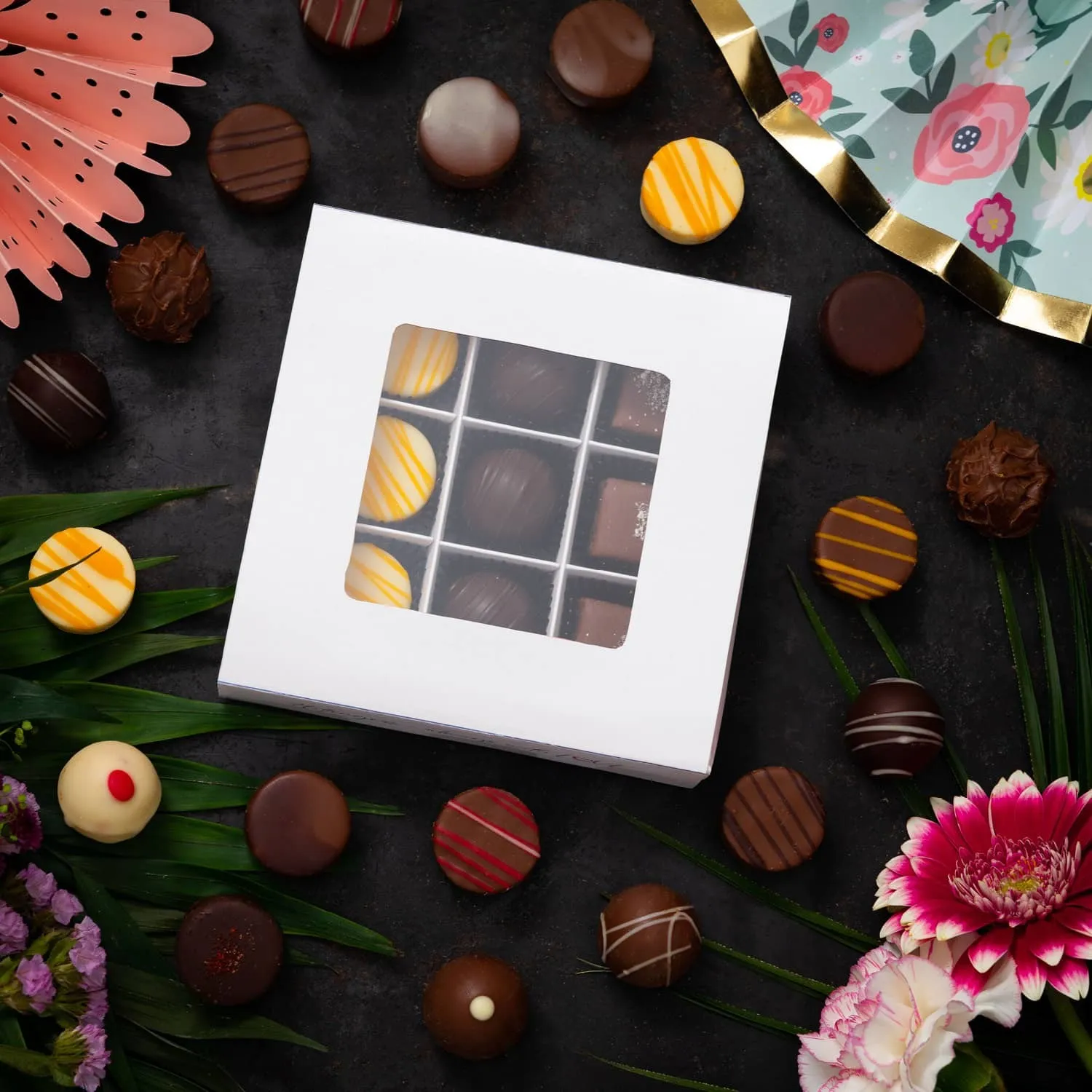 Hochwertige Pralinenbox, passend zu jedem Anlass! An heißen Tagen versenden wir mit kostenlosem Kühlakku.