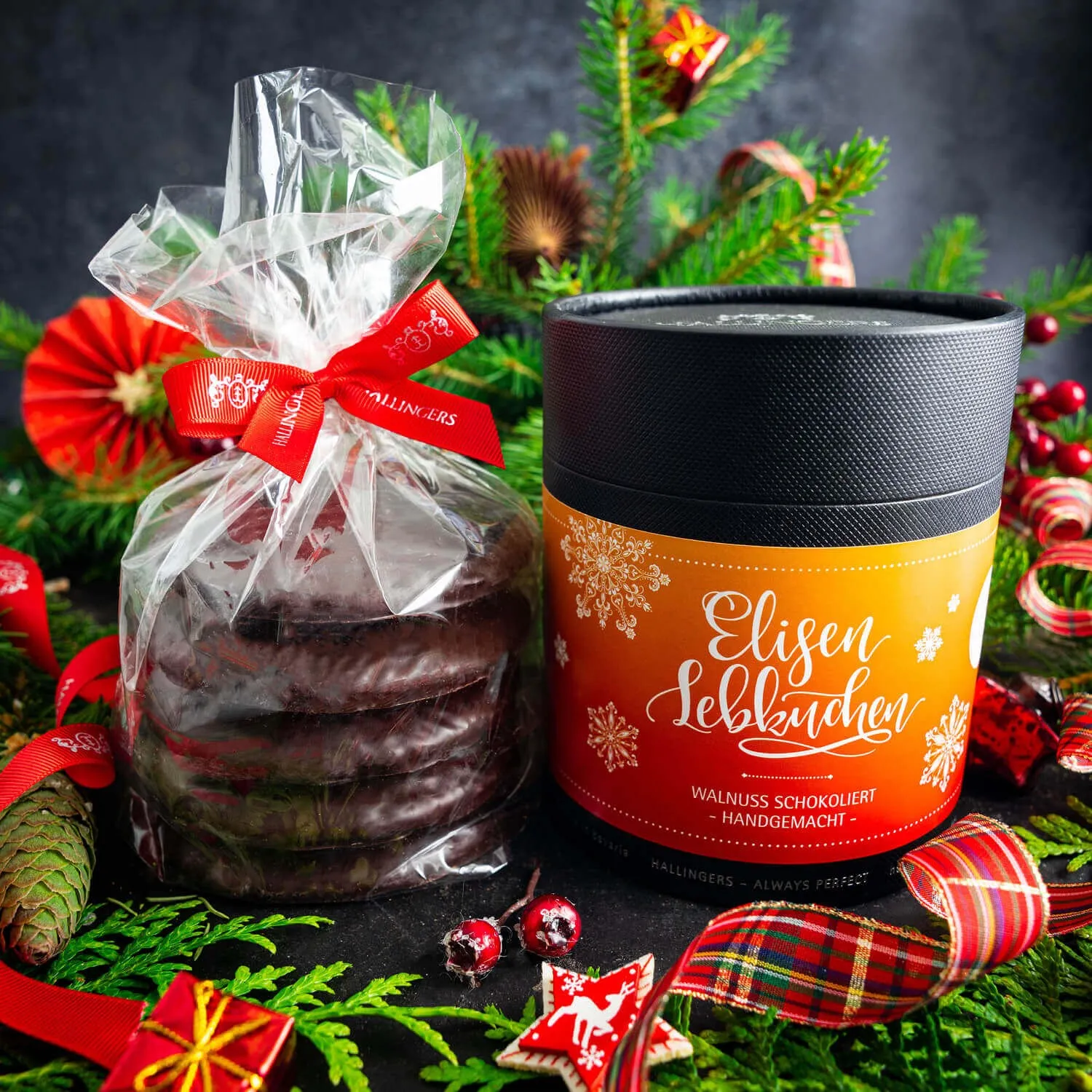 Schokoladenfans aufgepasst: Diese Walnuss-Lebkuchen sind alle mit feinster Zartbitter-Schokolade überzogen.